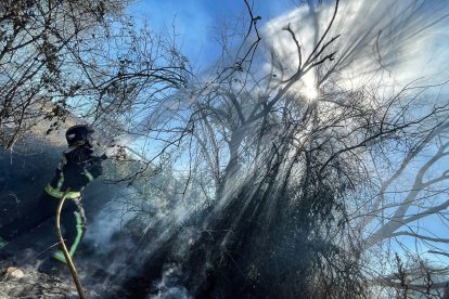 Bombero apagando el incendio de la LE-11. BOMBEROS DE LEÓN