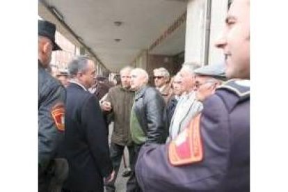 Vecinos del Puente Boeza y La Placa, ayer negociando con la policía