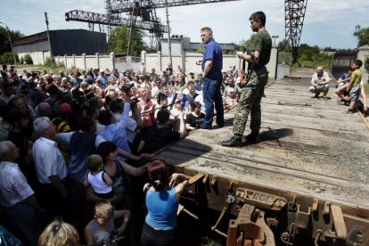 Varios residentes escuchan al autoproclamado alcalde de Slaviansk Ponomarev.