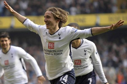 Modric sonriente, celebra un gol logrado con el Tottenham londinense.