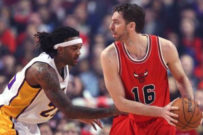 Pau Gasol y Ed Davis, en un momento del partido entre los Bulls y los Lakers.