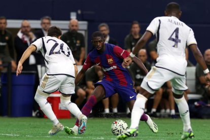 Dembélé pudo jugar su último partido con el Barça ante el Madrid. DAVIS