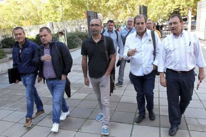 Los representantes sindicales a su llegada al Ministerio de Energía para asistir a la reunión. JUAN LÁZARO