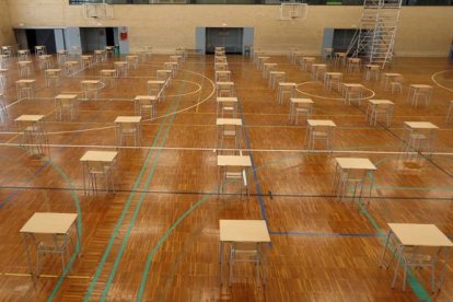 Mesas y sillas colocadas en una cancha de baloncesto del colegio Jesuitas en Bilbao. LUIS TEJIDO