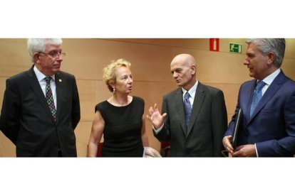 el rector de la Universidad de León, José Ángel Hermida; la consejera delegada de la entidad, María Luisa Lombardero; Francisco García; y el director general de Banca Comercial de Caja España-Duero, Carlos Ranera