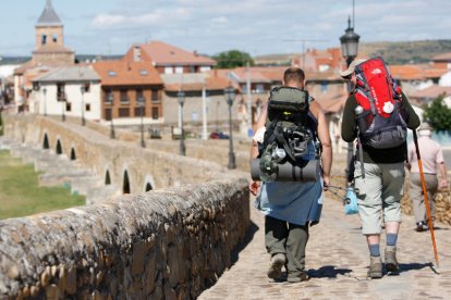 Peregrinos en el Camino de Santiago a su paso por León. JESÚS F. SALVADORES.