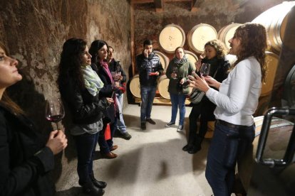 Visita a la bodega cacabelense de los críticos del mundo de la enología.