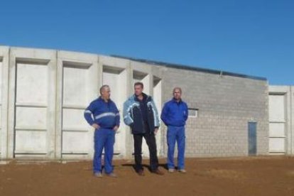 El concejal Vicente Álvarez (en el centro), supervisó la construcción de los nuevos depósitos de agu