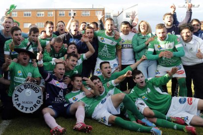 Magín celebra la clasificación con los jugadores del equipo astorgano.