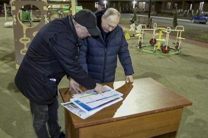 Putin y al viceprimer ministro Khusnullin examinan un plano para reconstruir Mariupol. RUSSIAN PRESIDENT PRESS