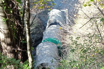 Bobinas del tren accidentado siguen en el acceso al túnel. MARCIANO PÉREZ