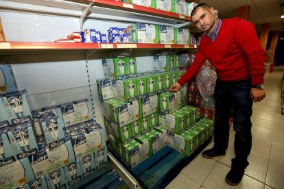 El gerente de LAR, Luis Carlos Fernández, en el linel de leche del supermercado de la cooperativa