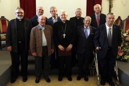 Los sacerdotes homenajeados por sus bodas de oro posan con el obispo. MARCIANO PÉREZ