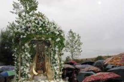 La lluvia deslució el año pasado la procesión de la virgen de la Carballeda