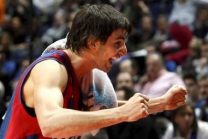 Ricky Rubio levanta los brazos tras vencer al Caja Laboral.