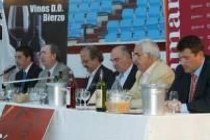 El presidente de la cámara Manuel Lamelas Viloria, tercero por la derecha, durante la cata de vinos