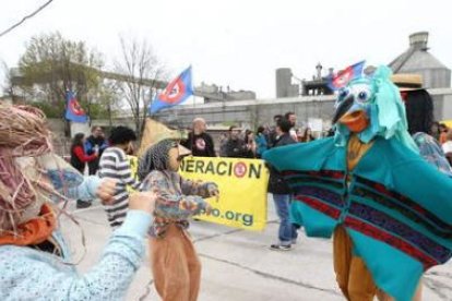 Manifestación ante la cementera el pasado 2 de abril.