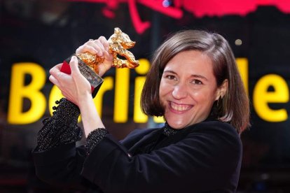 Carla Simón, este miércoles, recogiendo el Oso de Oro de la Berlinale. CLEMENS BILAN