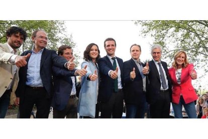 Pablo Casado, en el centro, con los principales dirigentes del PP madrileño, en el mitin de Madrid.