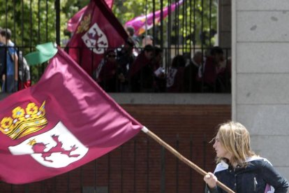 Una joven ondea una bandera de León durante una protesta ante el Ministerio de Fomento el 23 de abril de 2014.