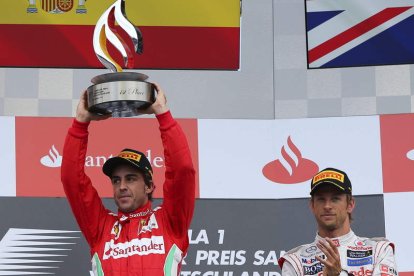 Alonso en lo más alto del podio en el GP de Alemania junto a Button, que acabó en segunda posición.