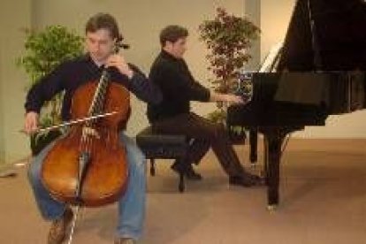 El chelista Luis Zorita y el pianista Luis Miguel Abello, durante un ensayo para el concierto de hoy