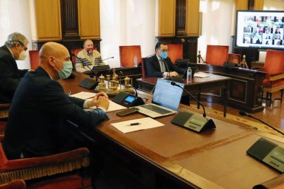 Diez, Canuria y, al fondo, López Sendino, ayer en el Pleno del Ayuntamiento de León. DL