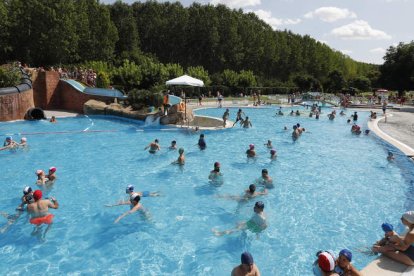 Las piscinas de Valencia de Don Juan ya funcionan a pleno rendimiento desde hace varios días. JESÚS F.S.