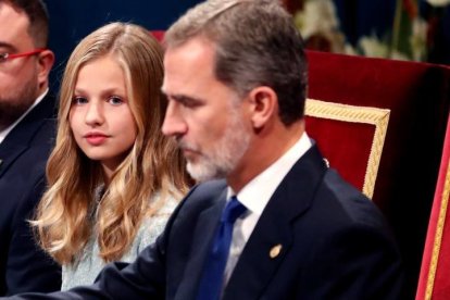 El rey Felipe y la princesa Leonor durante la ceremonia de entrega de los Premios Princesa de Asturias 2019 que se celebra este viernes en el Teatro Campoamor de Oviedo. BALLESTEROS