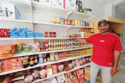 Abdenabi Aboufaris, en el interior del local que acogerá la primera carnicería halal del Bierzo. L. DE LA MATA