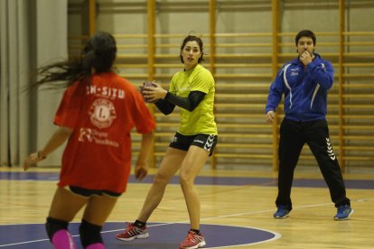 Callejo da instrucciones durante un entrenamiento.