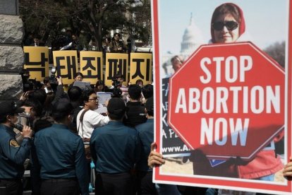 Varias personas protestan contra la ley del aborto frente al Tribunal Constitucional en Seúl Corea del Sur  antes del anuncio de su veredicto.