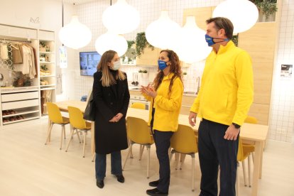 Lorena Valle en el nuevo espacio comercial de Ikea, en el centro comercial El Rosal. AYUNTAMIENTO DE PONFERRADA