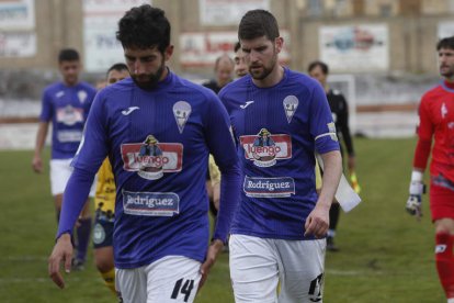 Álvaro, en segundo término, no se pudo despedir de La Bañeza FC con una victoria. FERNANDO OTERO