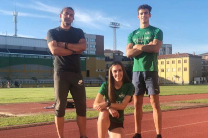 Raquel Martínez y Lucas Fernández junto a su entrenador. DL