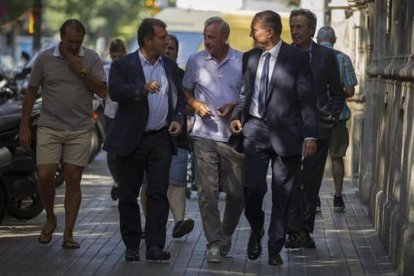 Joan Laporta llega a la sede electoral acompañado de Johan Cruyff.