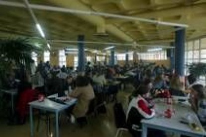 Estudiantes universitarios en una de las cafeterías del campús de León