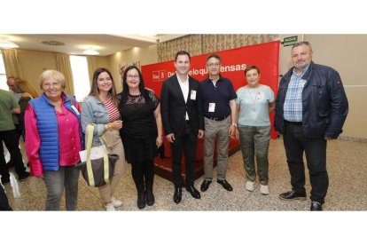 Javier Alfonso Cendón y Salvador Vidal Varela, en el centro, ayer en el comité provincial que les consagró. L. DE LA MATA