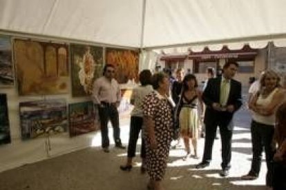 Riesco y otros miembros de la corporación, inauguraron ayer la feria