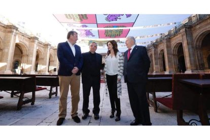 Silvia Clemente, presidenta de las Cortes, con el procurador del Común, Javier Amoedo (d), el abad de San Isidoro, Francisco Rodríguez y el alcalde, Antonio Silván. RAMIRO