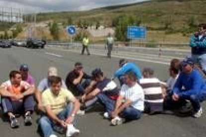 Parte del piquete que cortó la autopista a Asturias, a la altura del peaje de La Magdalena