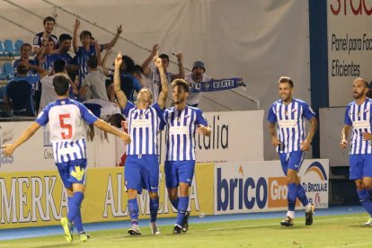 Ríos Reina empieza la Liga con un gran gol en un lanzamiento de falta desde el vértice del área, tanto que sirvió para rubricar el triunfo local. ANA F. BARREDO