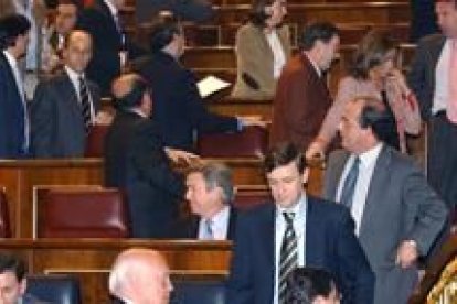 En la imagen los diputados del PP en el momento en que abandonaron ayer el Congreso