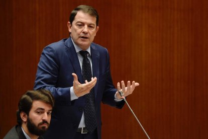 Mañueco junto a García-Gallardo ayer, en el pleno de las Cortes de Castilla y León. NACHO GALLEGO