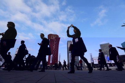 Entrada de los participantes en la primera jornada del Mobile World Congress 2017, en la Fira de Barcelona.