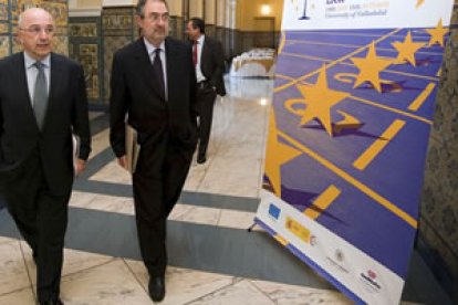 Joaquín Almunia y Jesús Quijano, ayer en la Universidad de Valladolid.