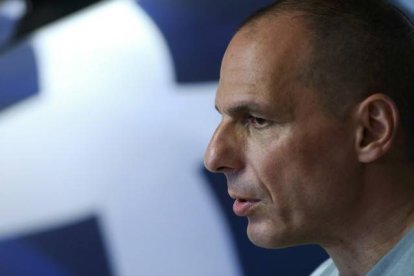 Yanis Varoufakis, exministro de Finanzas de Grecia, comparece ante los medios.F