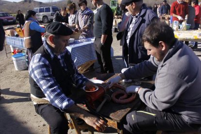 Después del sacrificio del gocho se realizó una demostración en vivo de fabricación de chorizos.