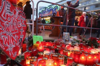 Visitantes caminan en el memorial improvisado en el reabierto mercadillo navideño de Breitscheldplatz, este jueves.