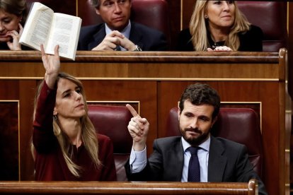 El presidente del PP, Pablo Casado  junto a su portavoz, Cayetana Álvarez de Toledo. EFE (MARISCAL)